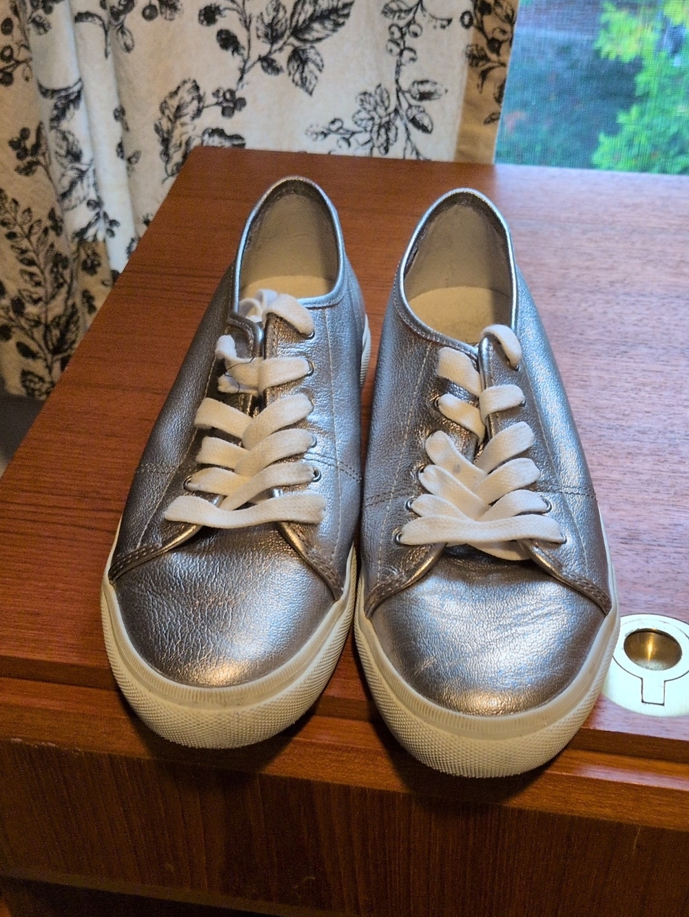 Frye GIA LOW LACE Metallic Silver Lace-Up Sneakers